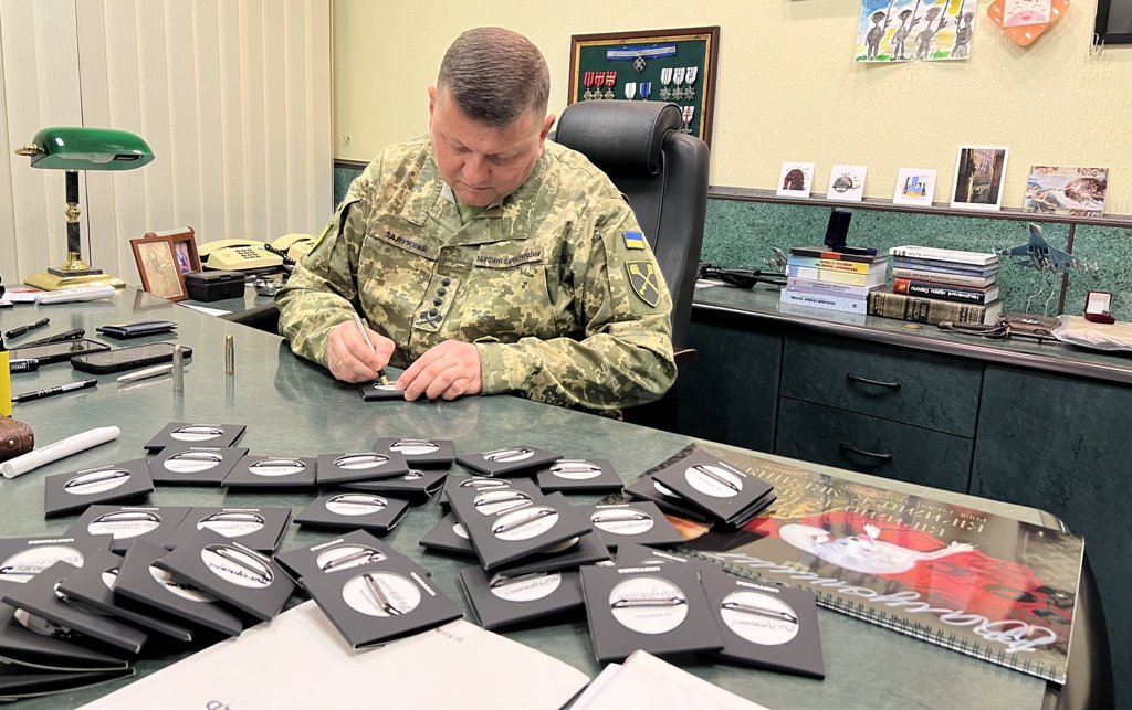 «ВІРЮ ЗСУ»: до Дня захисників і захисниць України випустили 1000 браслетів з останньої партії Азовсталі. Частина з автографом Залужного 2