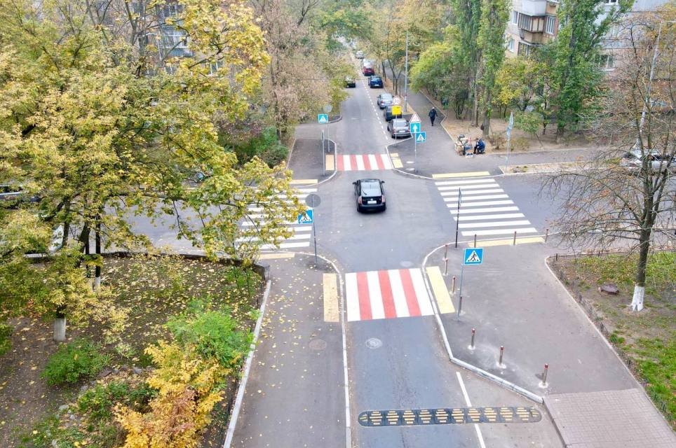 Ще одна вулиця Києва стала безпечнішою для пішоходів: де і як виглядає 1