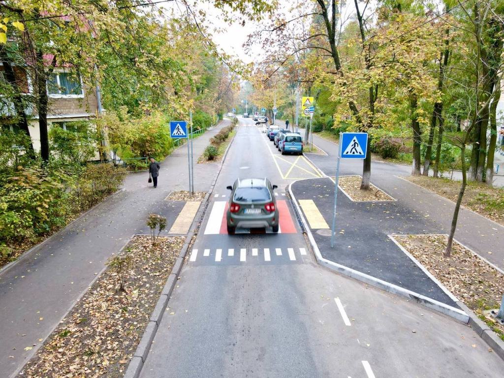 Ще одна вулиця Києва стала безпечнішою для пішоходів: де і як виглядає 2