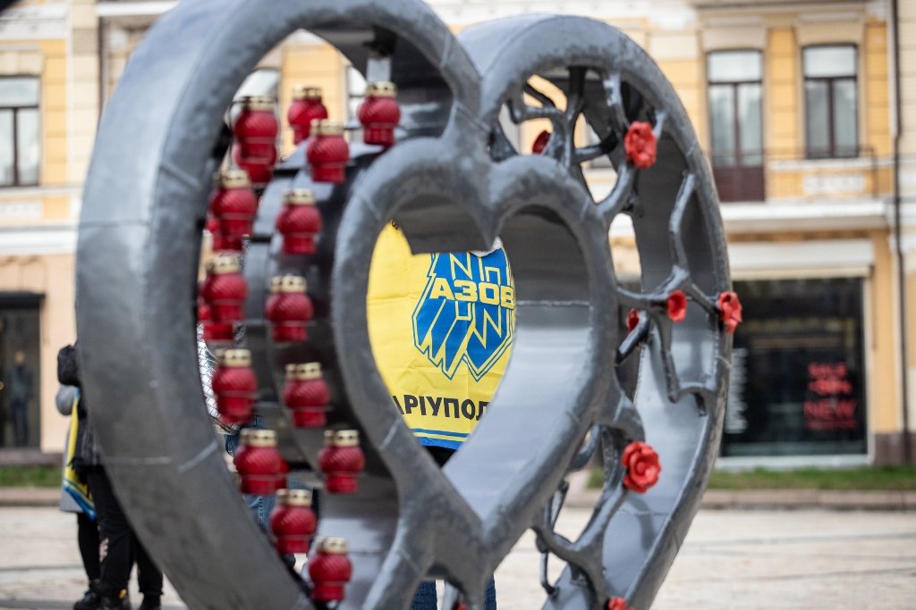 Куди піти у Києві: на Софійській площі відкрили вуличну виставку «Полк Азов – Янголи Маріуполя» 1