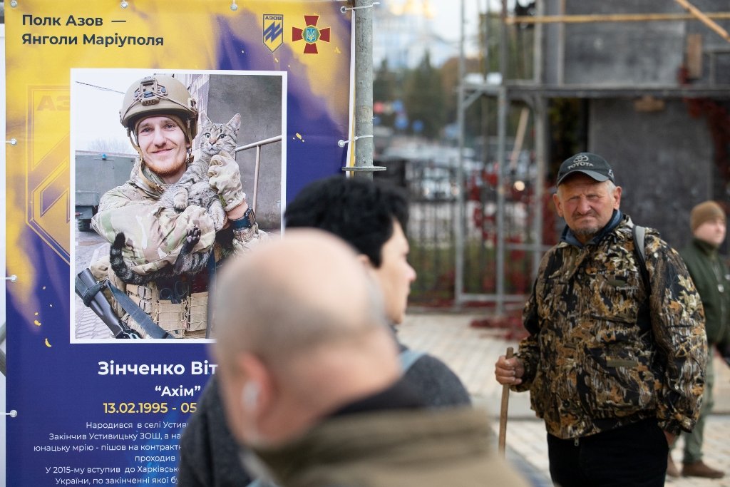 Куди піти у Києві: на Софійській площі відкрили вуличну виставку «Полк Азов – Янголи Маріуполя» 2