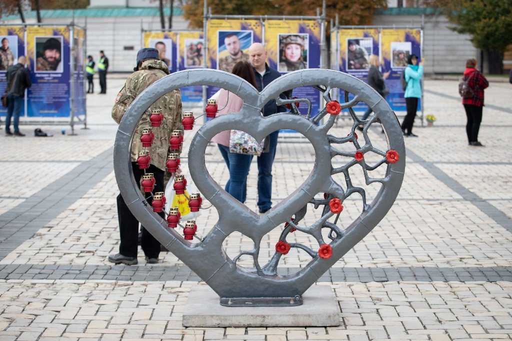Куди піти у Києві: на Софійській площі відкрили вуличну виставку «Полк Азов – Янголи Маріуполя» 3