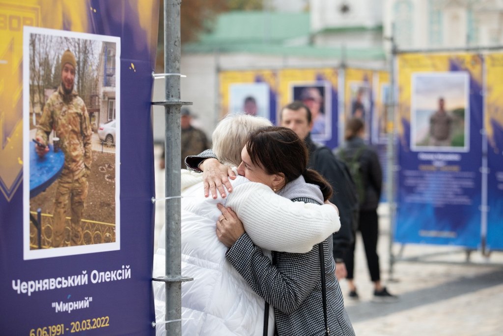 Куди піти у Києві: на Софійській площі відкрили вуличну виставку «Полк Азов – Янголи Маріуполя» 4