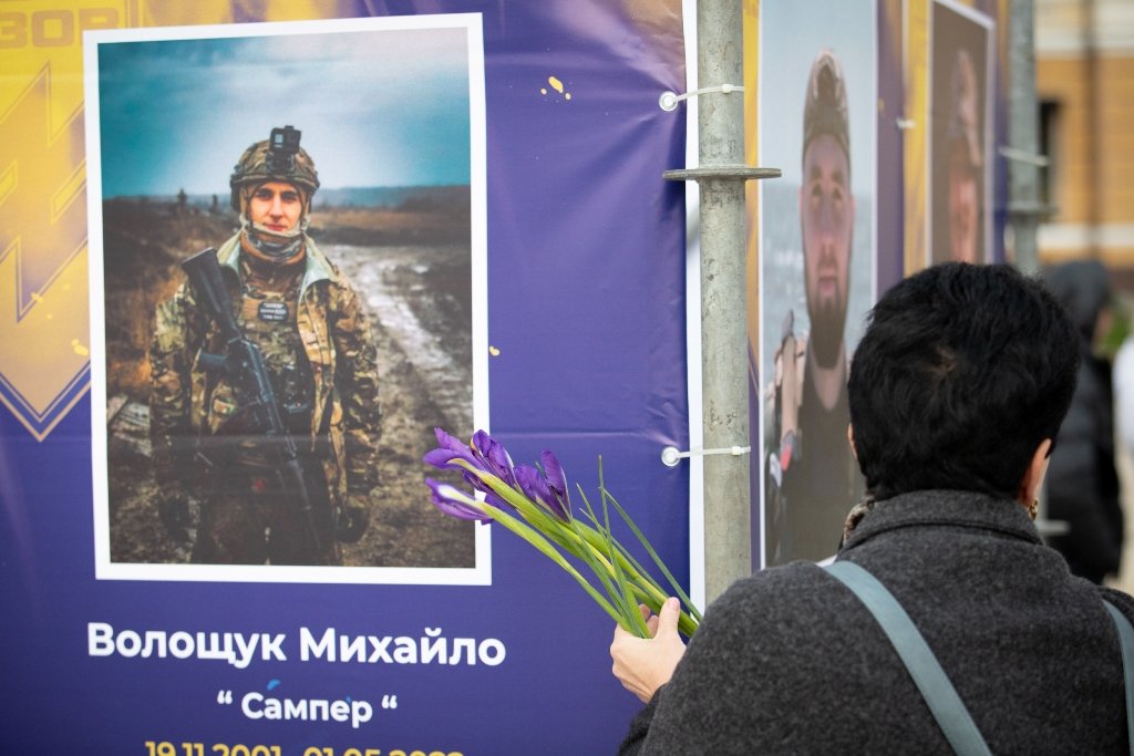 Куди піти у Києві: на Софійській площі відкрили вуличну виставку «Полк Азов – Янголи Маріуполя» 5