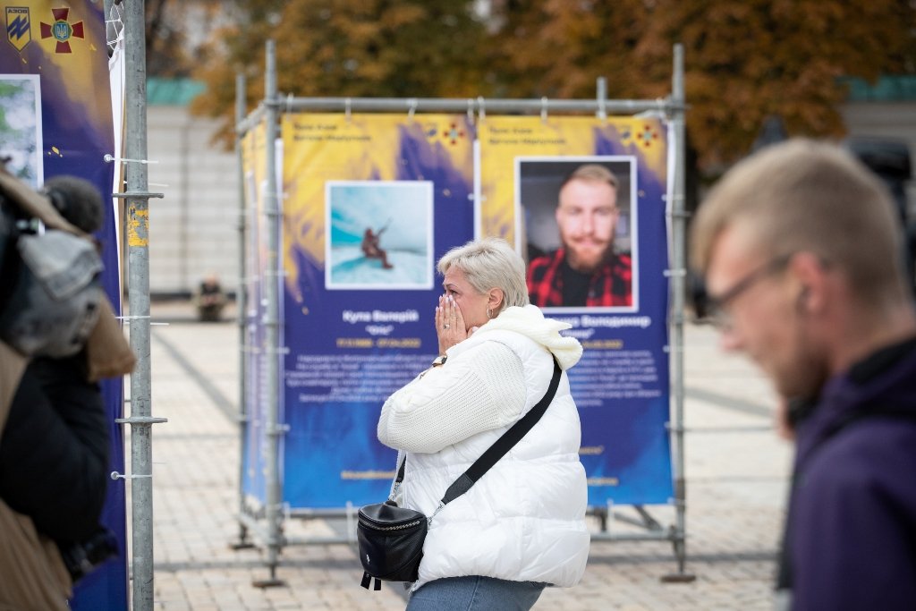 Куди піти у Києві: на Софійській площі відкрили вуличну виставку «Полк Азов – Янголи Маріуполя» 6