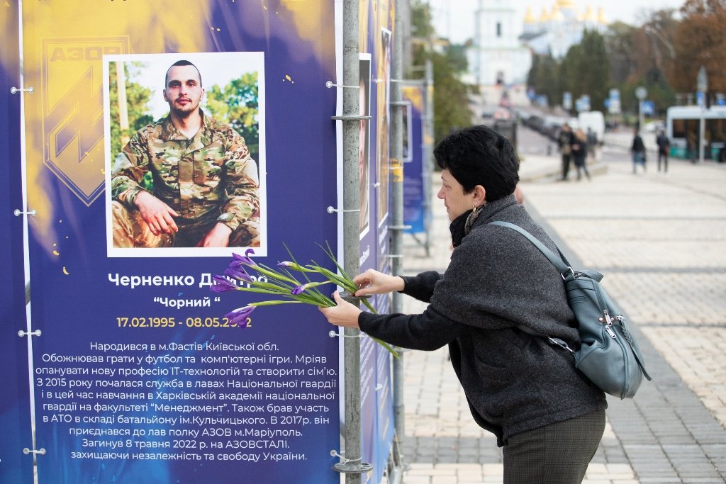 Куди піти у Києві: на Софійській площі відкрили вуличну виставку «Полк Азов – Янголи Маріуполя» 7