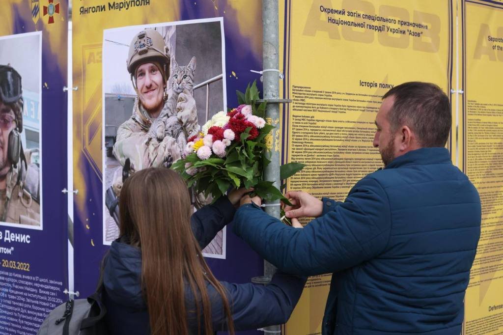 Куди піти у Києві: на Софійській площі відкрили вуличну виставку «Полк Азов – Янголи Маріуполя» 8