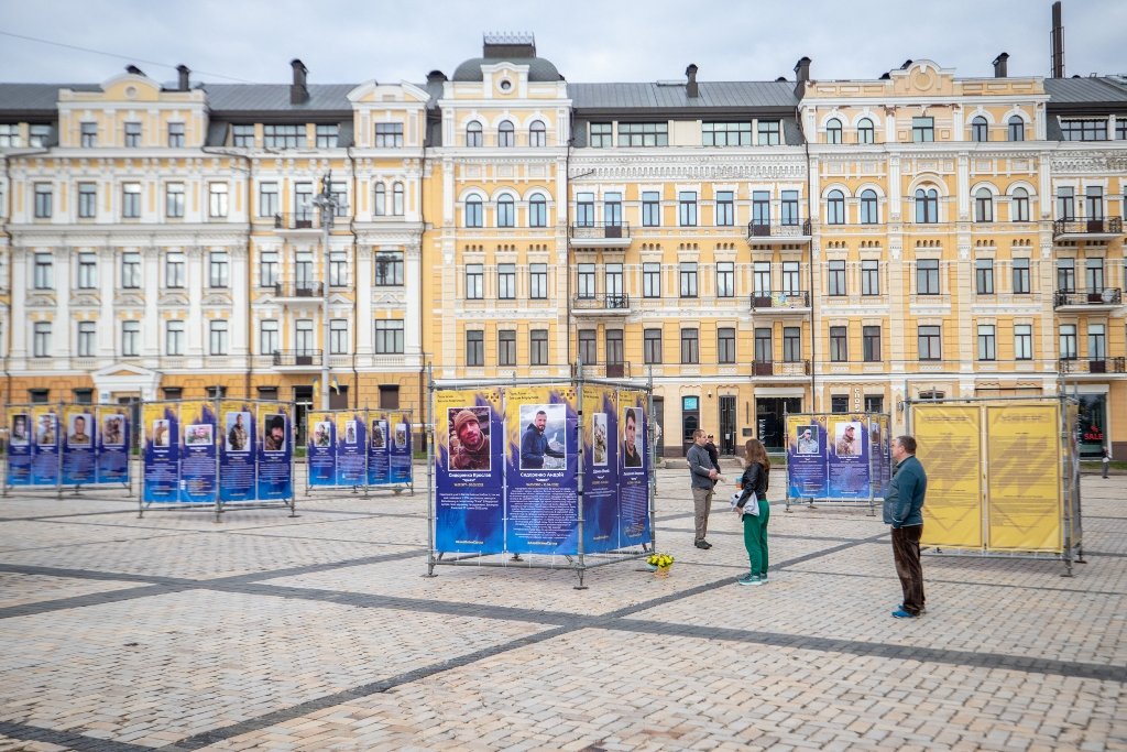 Куди піти у Києві: на Софійській площі відкрили вуличну виставку «Полк Азов – Янголи Маріуполя» 10