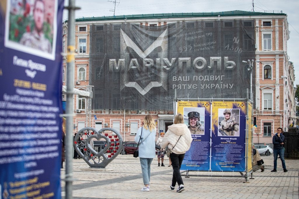 Куди піти у Києві: на Софійській площі відкрили вуличну виставку «Полк Азов – Янголи Маріуполя» 11