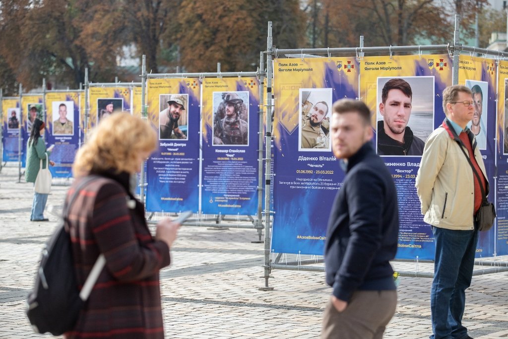 Куди піти у Києві: на Софійській площі відкрили вуличну виставку «Полк Азов – Янголи Маріуполя» 12