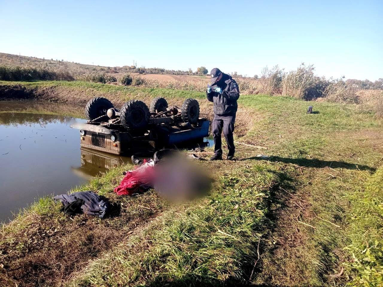 На Київщині вантажівка перекинулась в ставок: водій загинув у кабіні 1