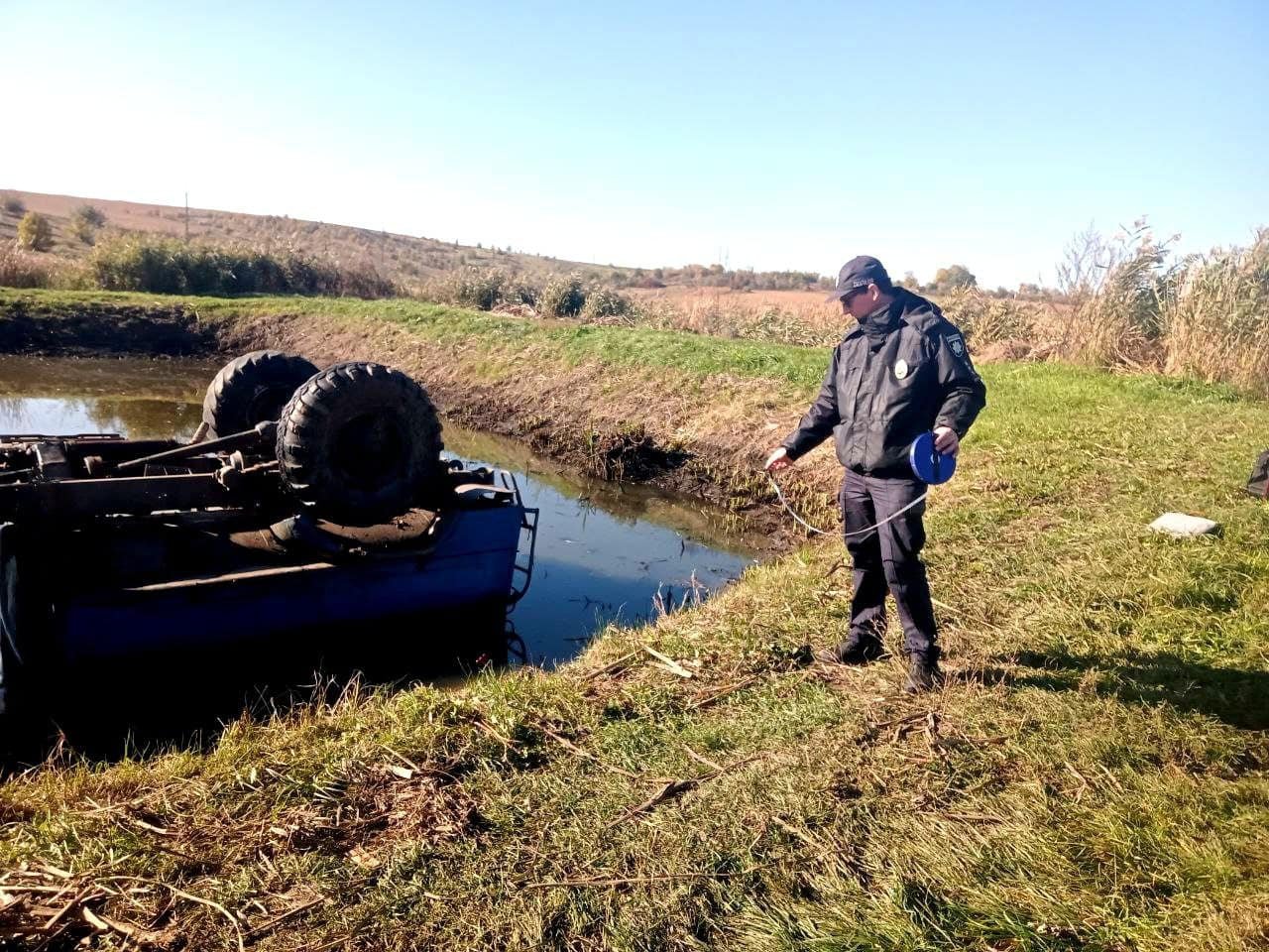 На Київщині вантажівка перекинулась в ставок: водій загинув у кабіні 3
