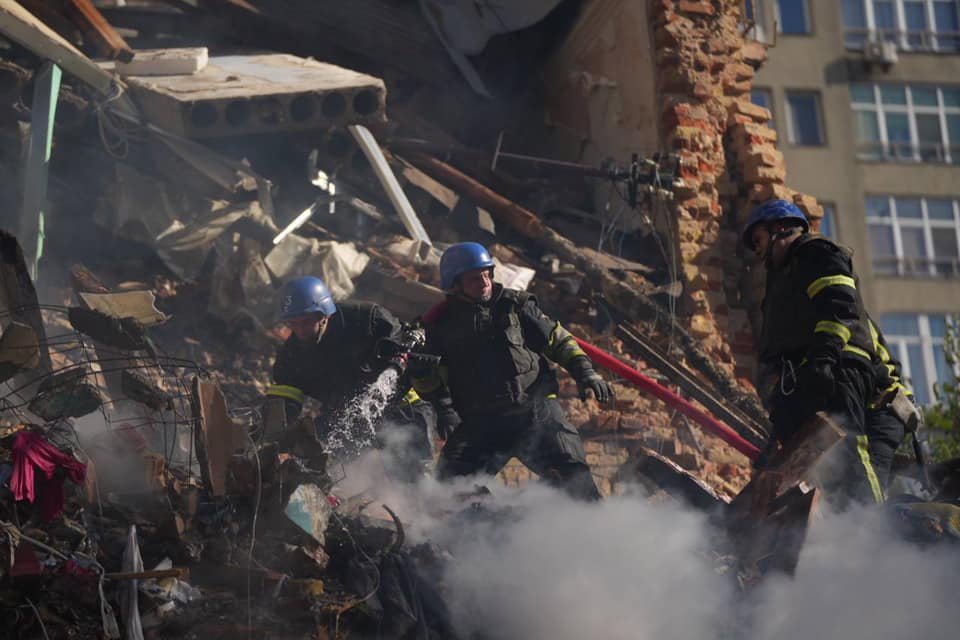 Як виглядає зруйнована багатоповерхівка в Шевченківському районі, в яку влучив дрон. Фото 5