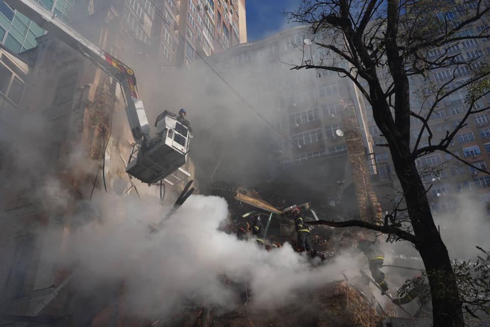Як виглядає зруйнована багатоповерхівка в Шевченківському районі, в яку влучив дрон. Фото 9