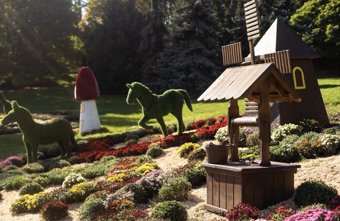 У Києві відкрилась виставка хризантем: де привітатися зі Смурфіками та побачити велетенського Губка Боба 4