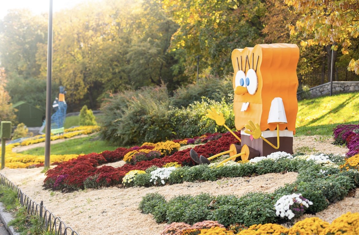 У Києві відкрилась виставка хризантем: де привітатися зі Смурфіками та побачити велетенського Губка Боба 5