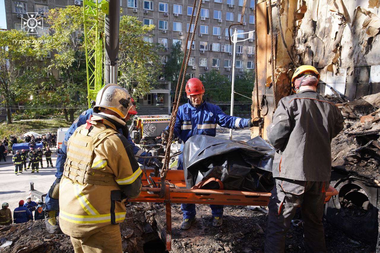 У Києві на Жилянській продовжуються пошуково-рятувальні роботи в зруйнованому дроном будинку: знайшли ще одне тіло 1