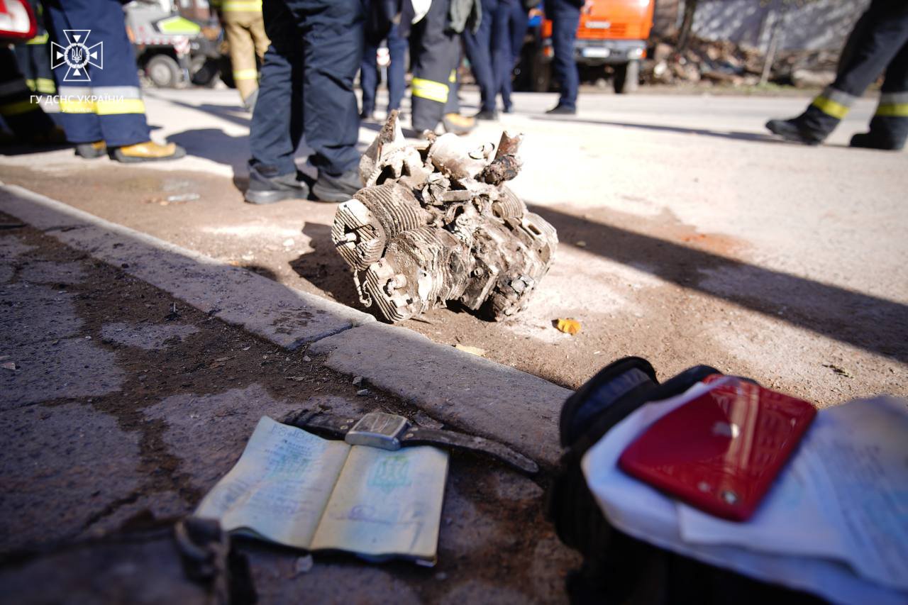 У Києві на Жилянській продовжуються пошуково-рятувальні роботи в зруйнованому дроном будинку: знайшли ще одне тіло 3