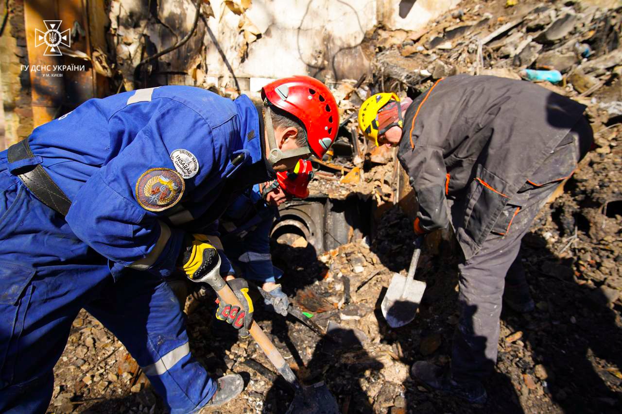У Києві на Жилянській продовжуються пошуково-рятувальні роботи в зруйнованому дроном будинку: знайшли ще одне тіло 4
