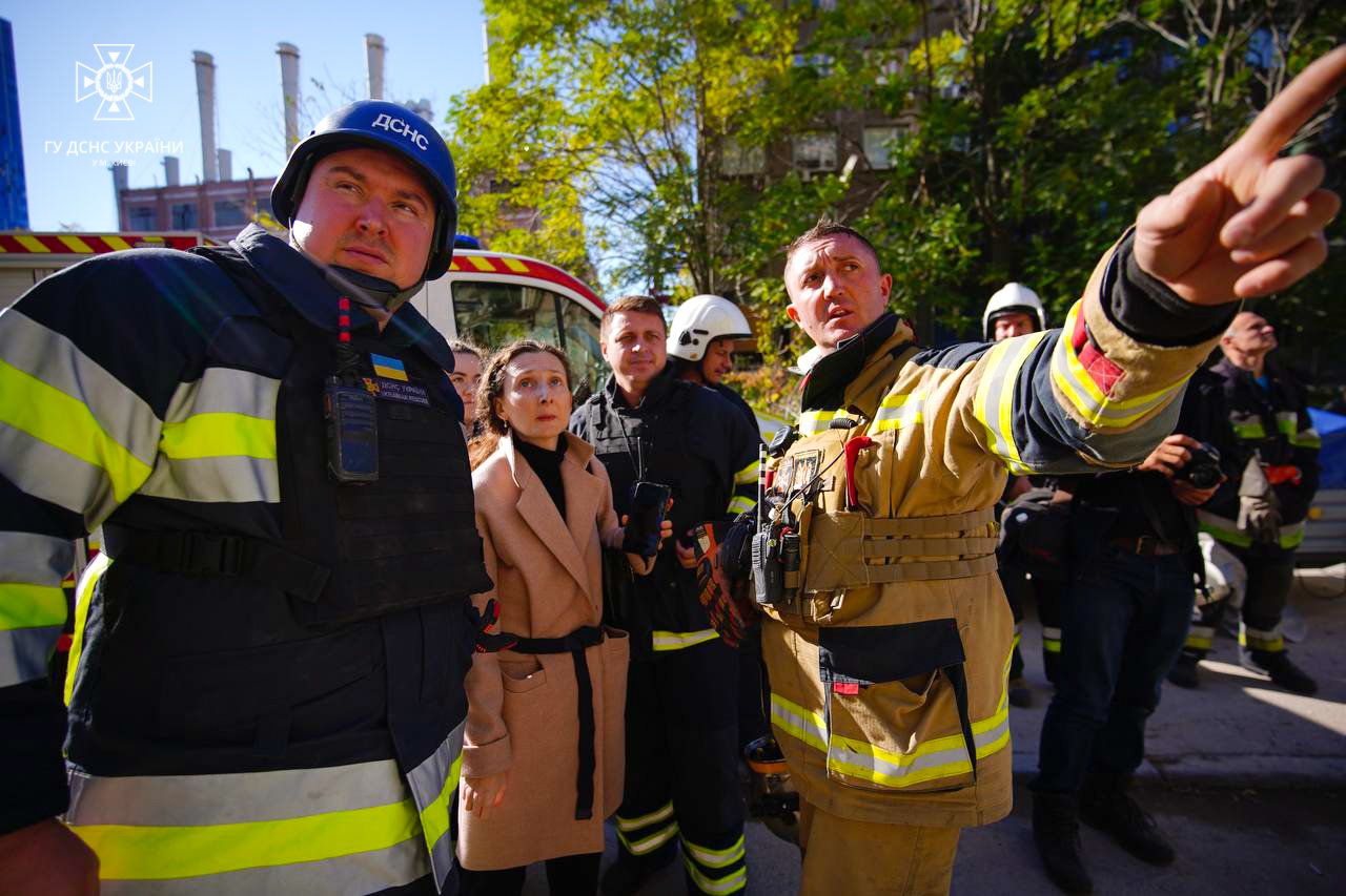 У Києві на Жилянській продовжуються пошуково-рятувальні роботи в зруйнованому дроном будинку: знайшли ще одне тіло 5