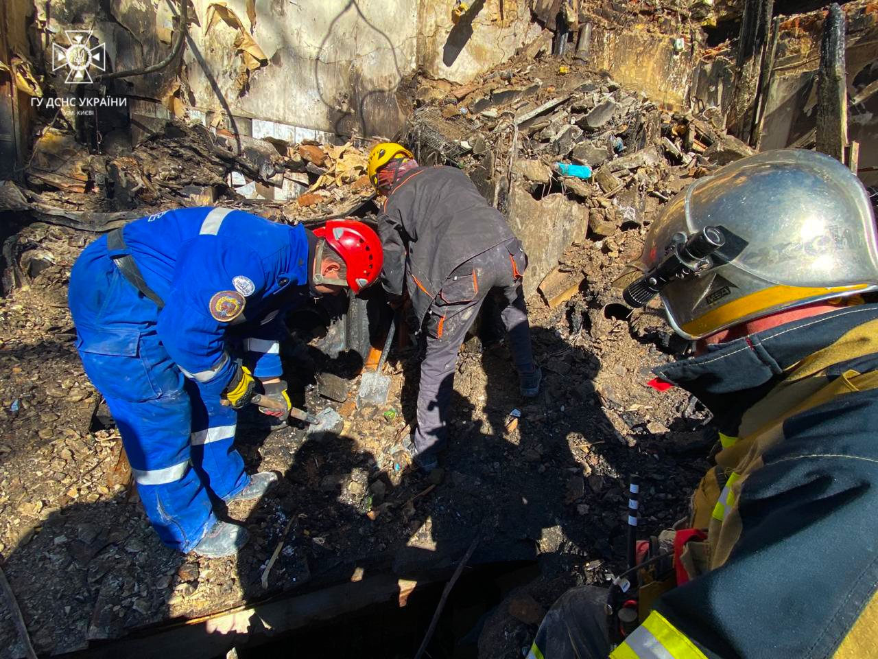 У Києві на Жилянській продовжуються пошуково-рятувальні роботи в зруйнованому дроном будинку: знайшли ще одне тіло 6