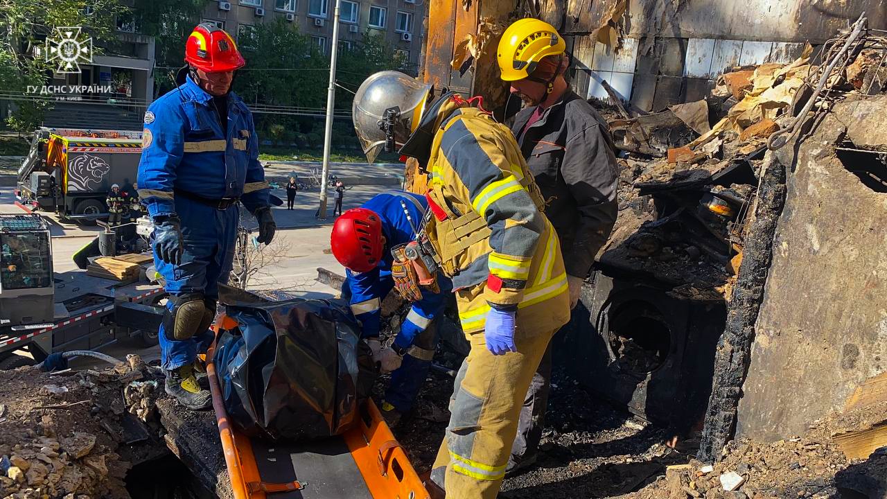У Києві на Жилянській продовжуються пошуково-рятувальні роботи в зруйнованому дроном будинку: знайшли ще одне тіло 7