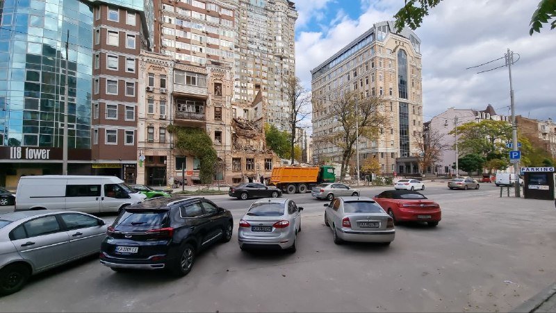 Як зараз виглядає зруйнований будинок на Жилянській, де сьогодні відновили рух трансорту 6