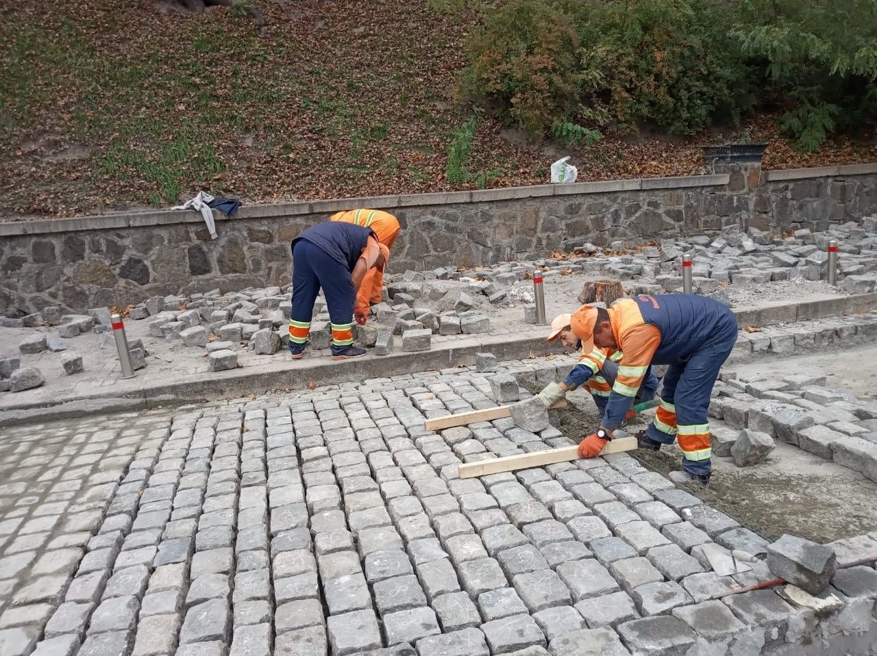 У Києві продовжують ремонт вулиці Грушевського 3