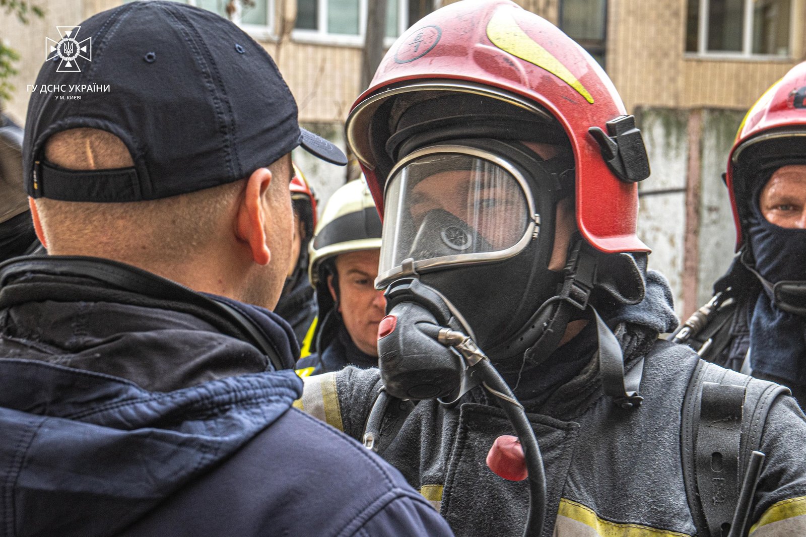 У Києві з задимленого будинку спасли жінку та евакуювали 11 людей 2
