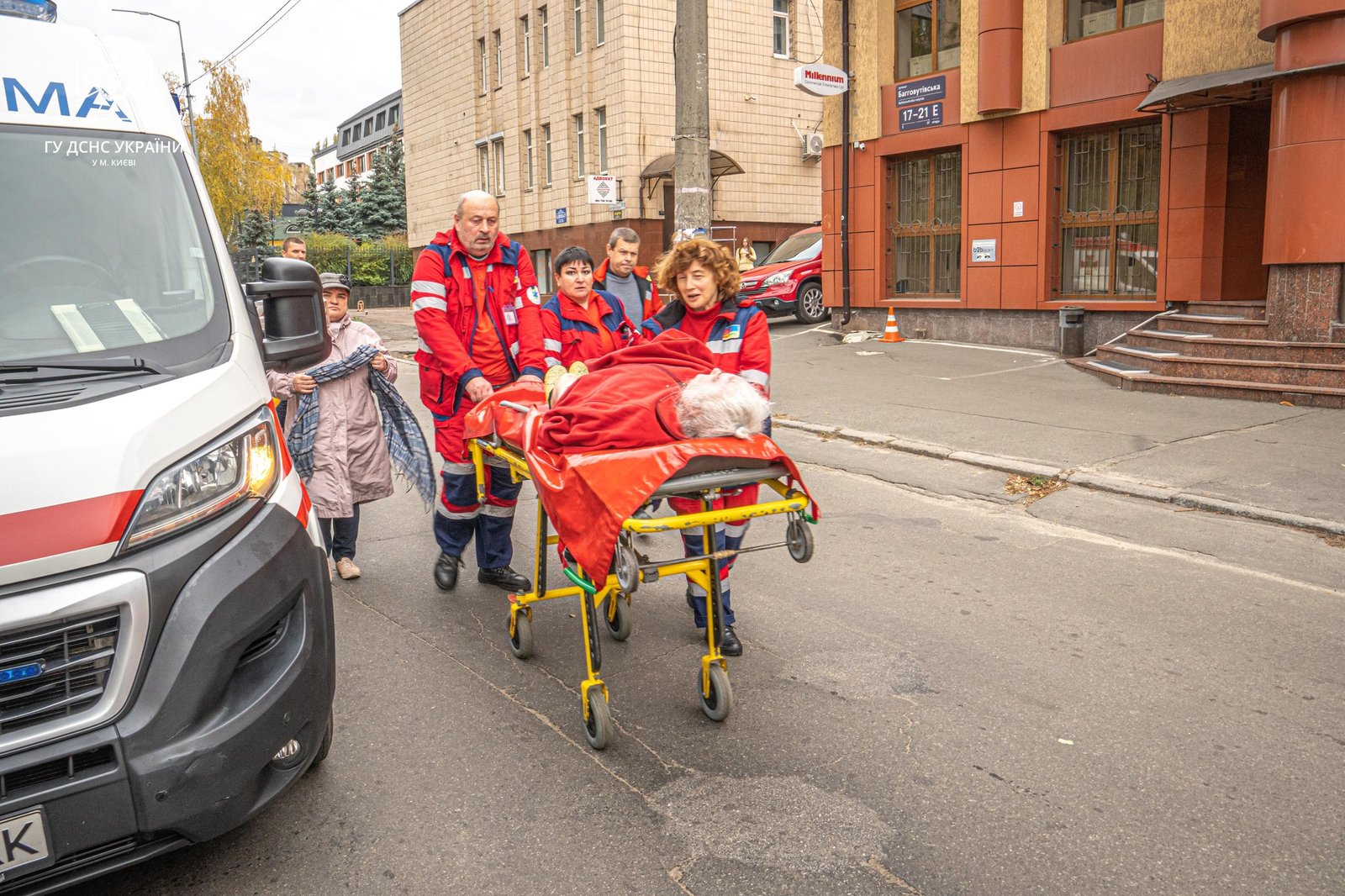 У Києві з задимленого будинку спасли жінку та евакуювали 11 людей 3