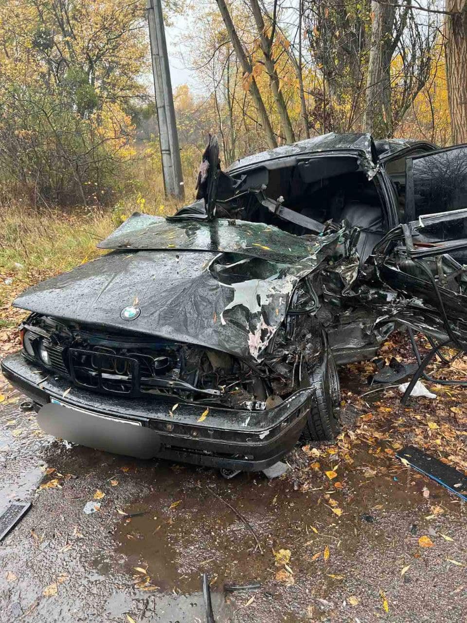 На Київщині в ДТП водія «BMW» заблокувало в авто: рятувальники спасали чоловіка 1