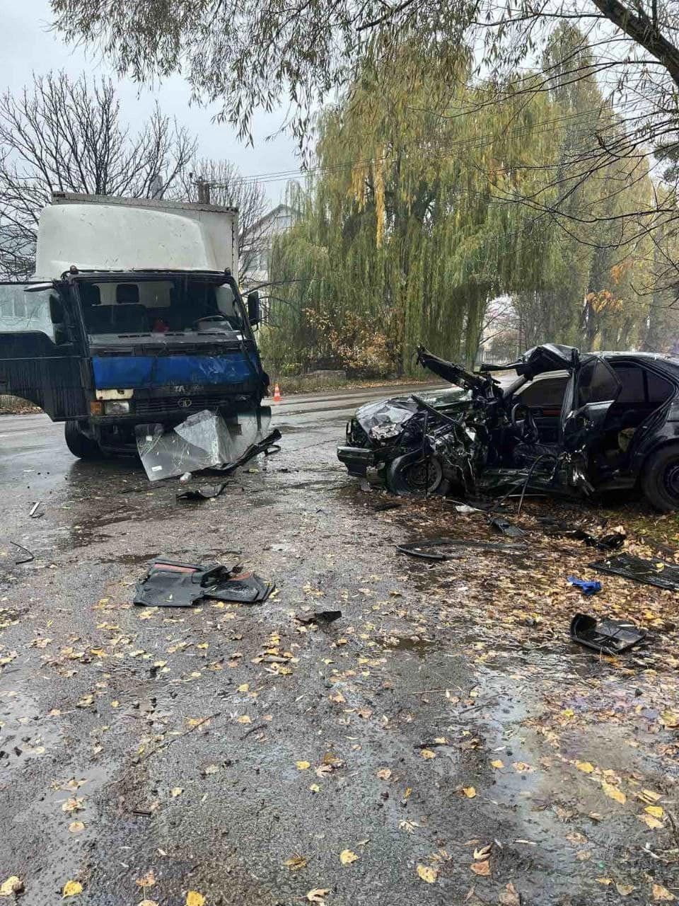На Київщині в ДТП водія «BMW» заблокувало в авто: рятувальники спасали чоловіка 2