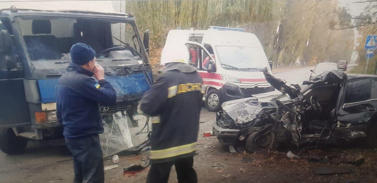 На Київщині в ДТП водія «BMW» заблокувало в авто: рятувальники спасали чоловіка 3