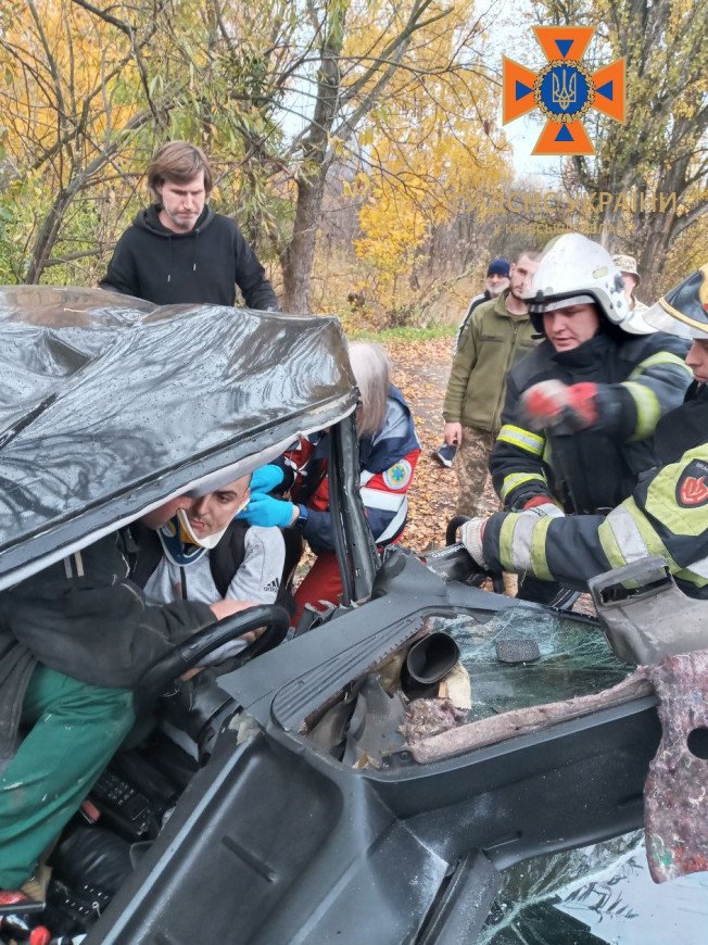 На Київщині в ДТП водія «BMW» заблокувало в авто: рятувальники спасали чоловіка 5