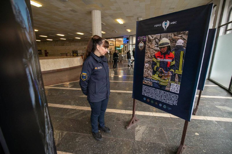 У метро Києва відкрили фотовиставку з історіями героїв МВС за 200 днів війни: де побачити 1