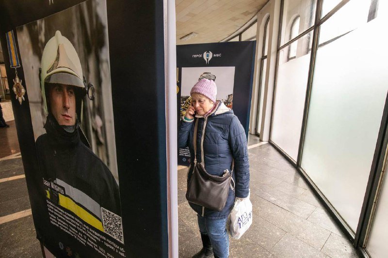 У метро Києва відкрили фотовиставку з історіями героїв МВС за 200 днів війни: де побачити 2