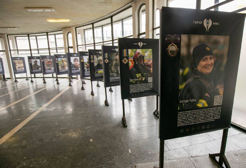У метро Києва відкрили фотовиставку з історіями героїв МВС за 200 днів війни: де побачити 3