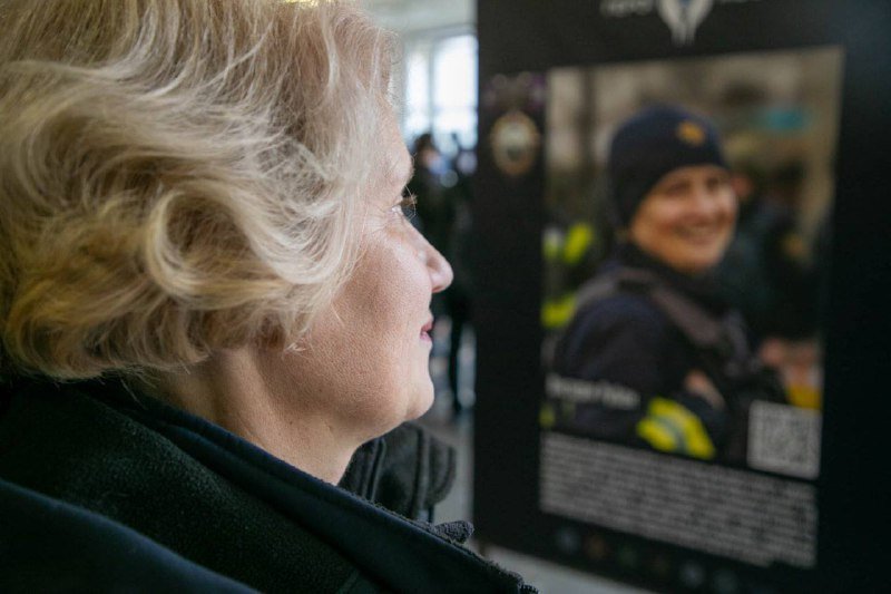 У метро Києва відкрили фотовиставку з історіями героїв МВС за 200 днів війни: де побачити 4