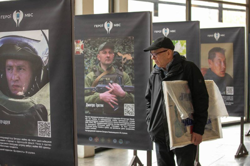 У метро Києва відкрили фотовиставку з історіями героїв МВС за 200 днів війни: де побачити 5