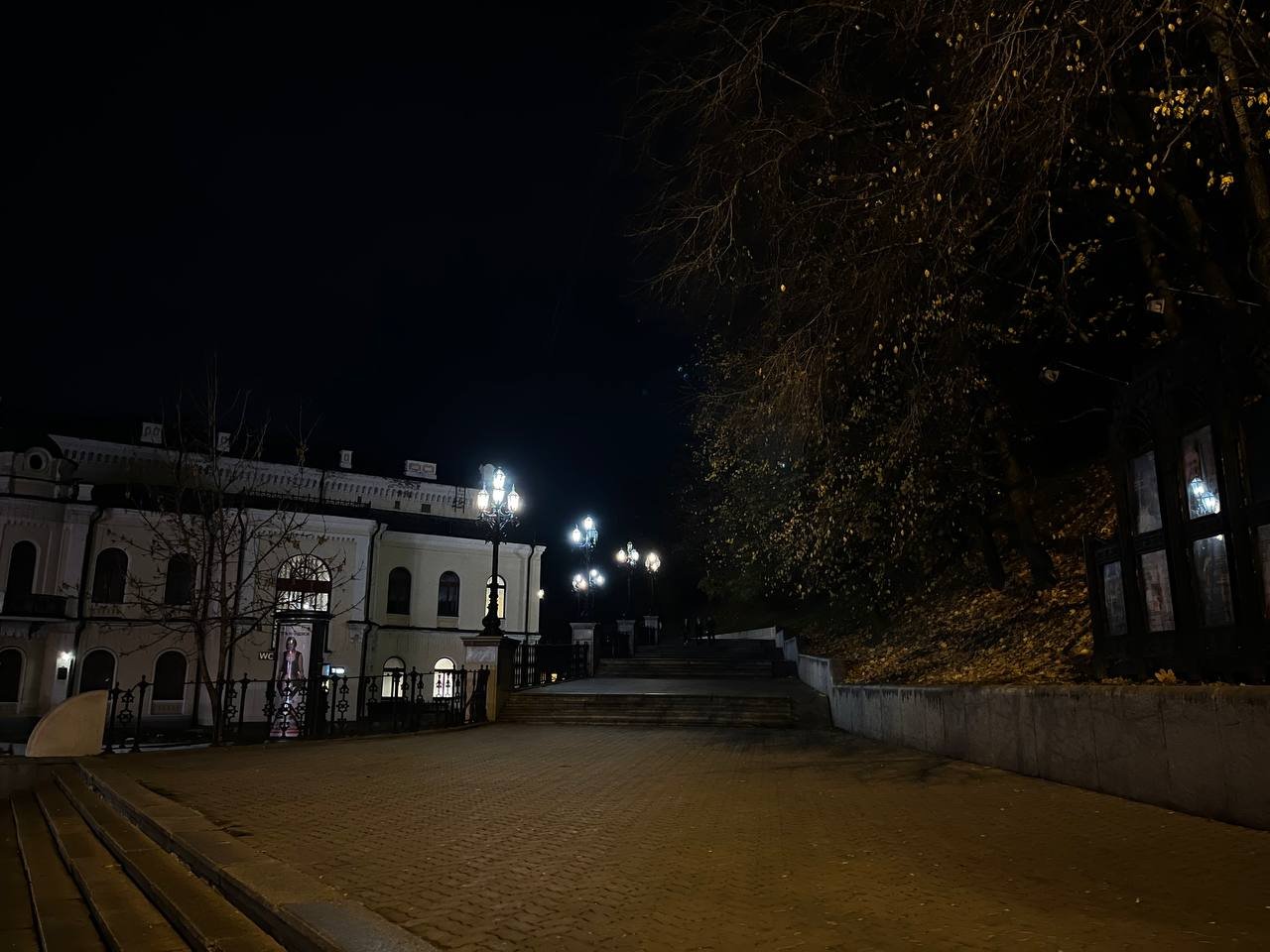 Київ економить світло: як виглядає центр столиці після заходу сонця 10