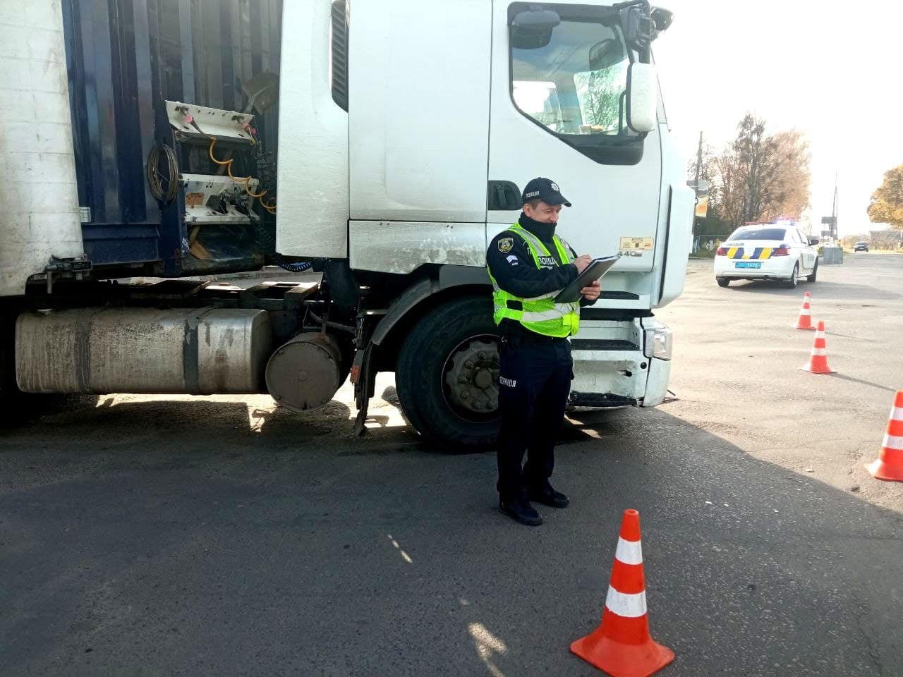На Київщині вантажівка переїхала жінку 2