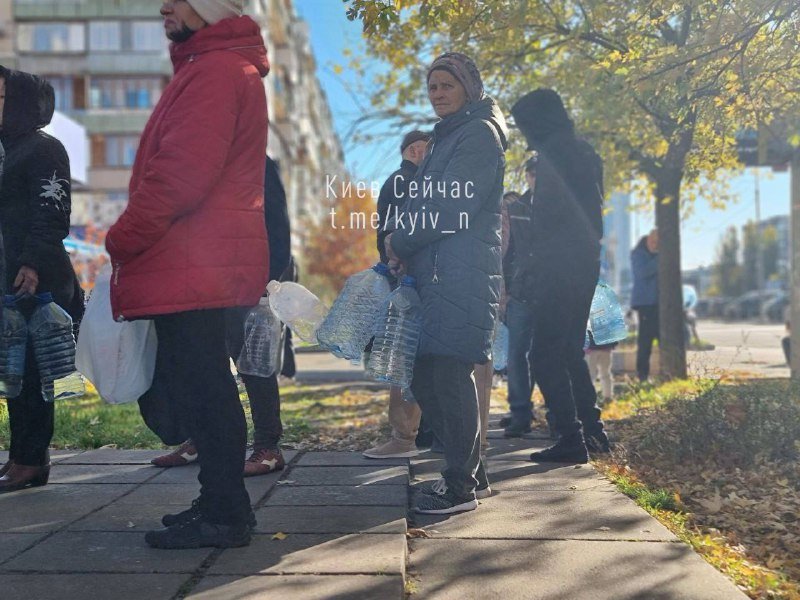 У Києві на Оболоні вишиковуються черги за питною водою 1
