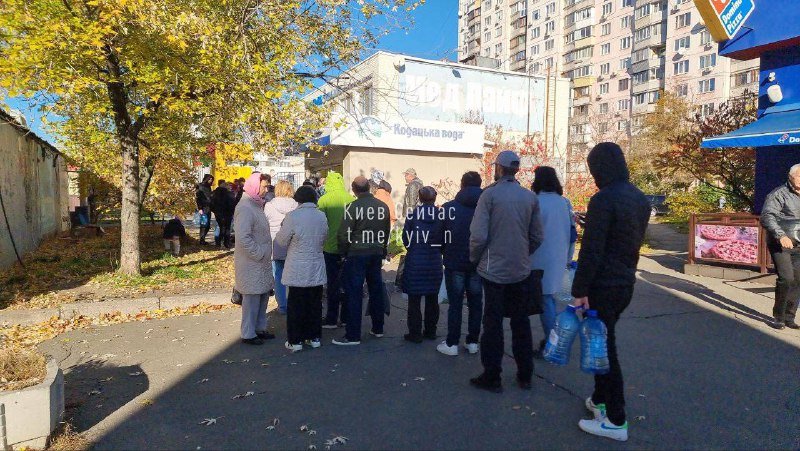 У Києві на Оболоні вишиковуються черги за питною водою 2