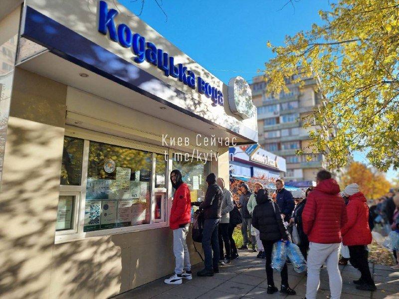 У Києві на Оболоні вишиковуються черги за питною водою 3