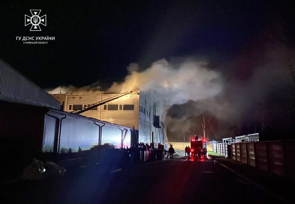 На Київщині сталася масштабна пожежа: горіли склади 2