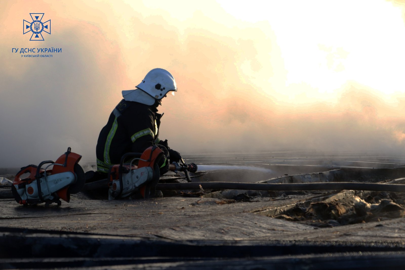 На Київщині сталася масштабна пожежа: горіли склади 3