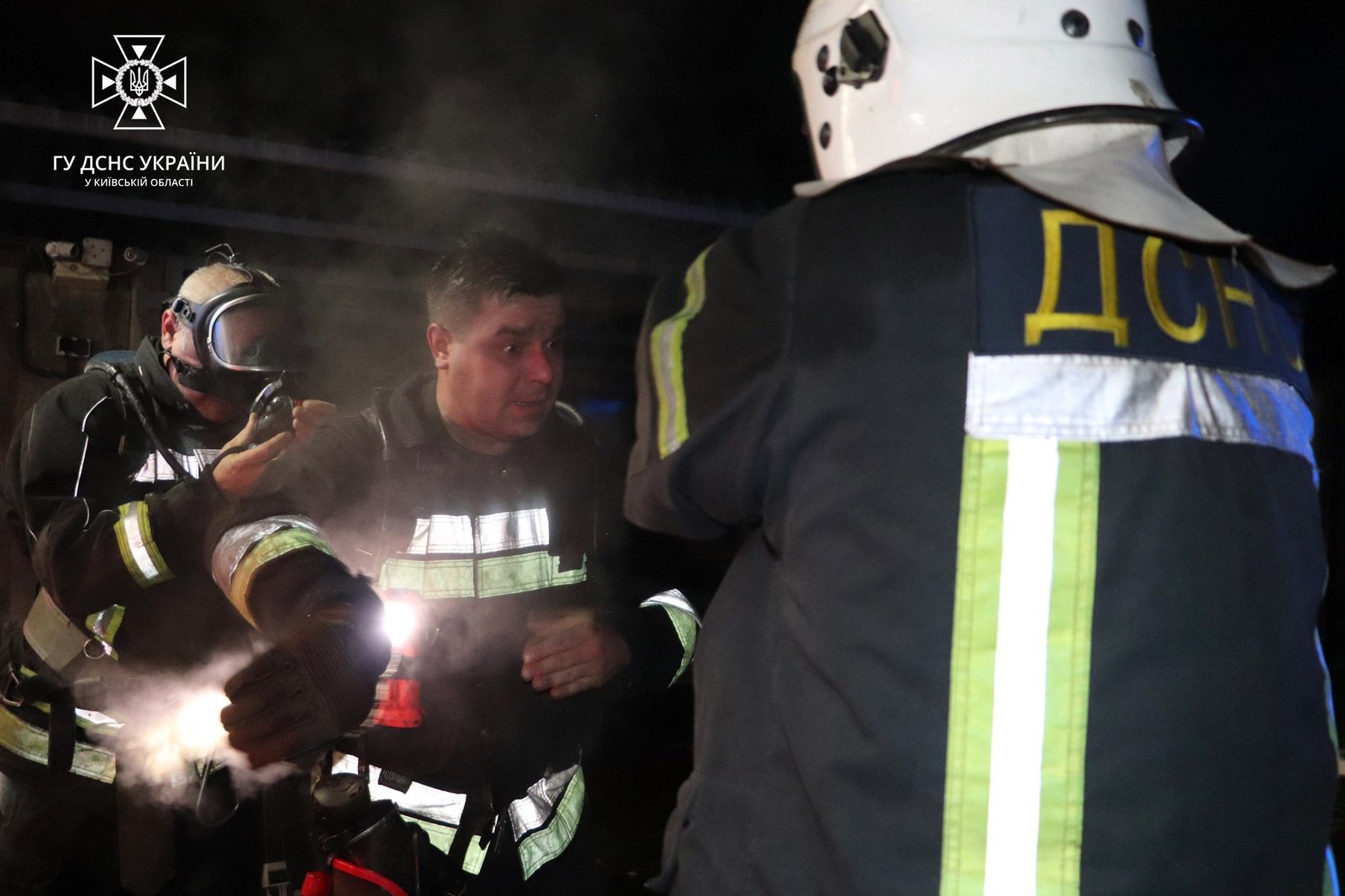 На Київщині сталася масштабна пожежа: горіли склади 4