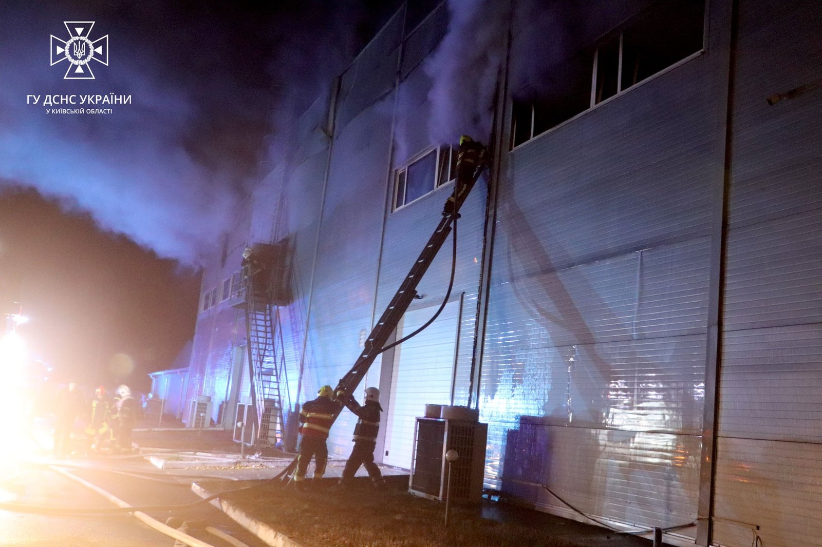 На Київщині сталася масштабна пожежа: горіли склади 5