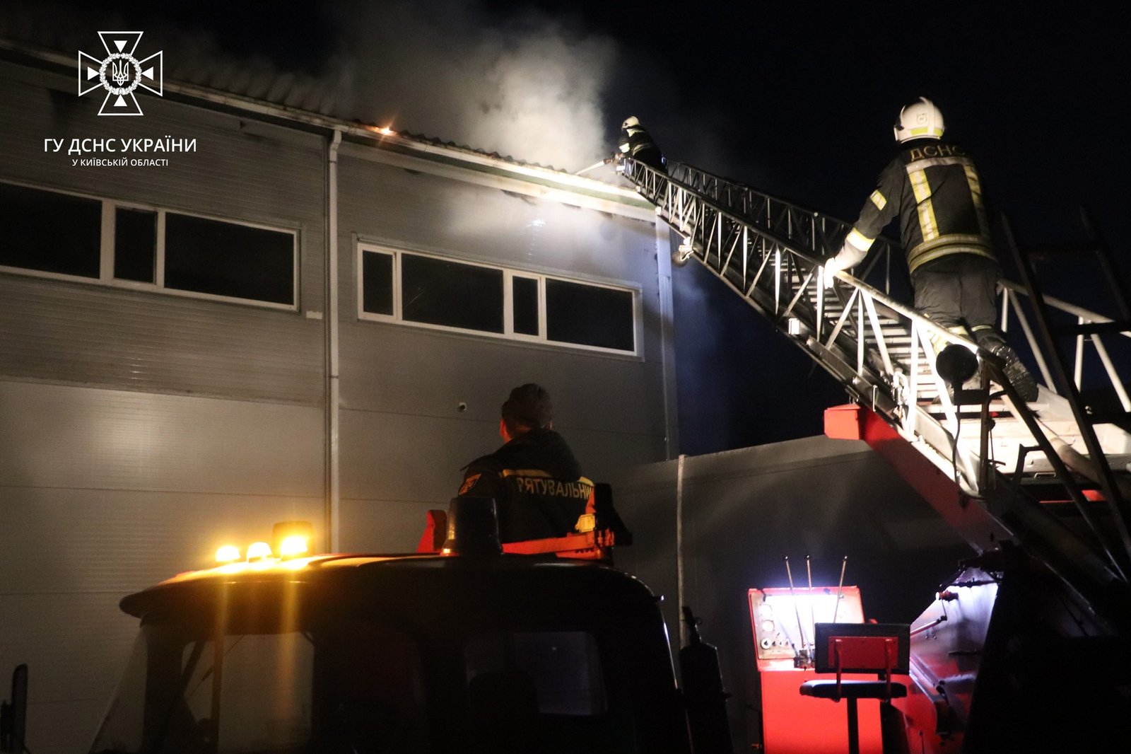 На Київщині сталася масштабна пожежа: горіли склади 6