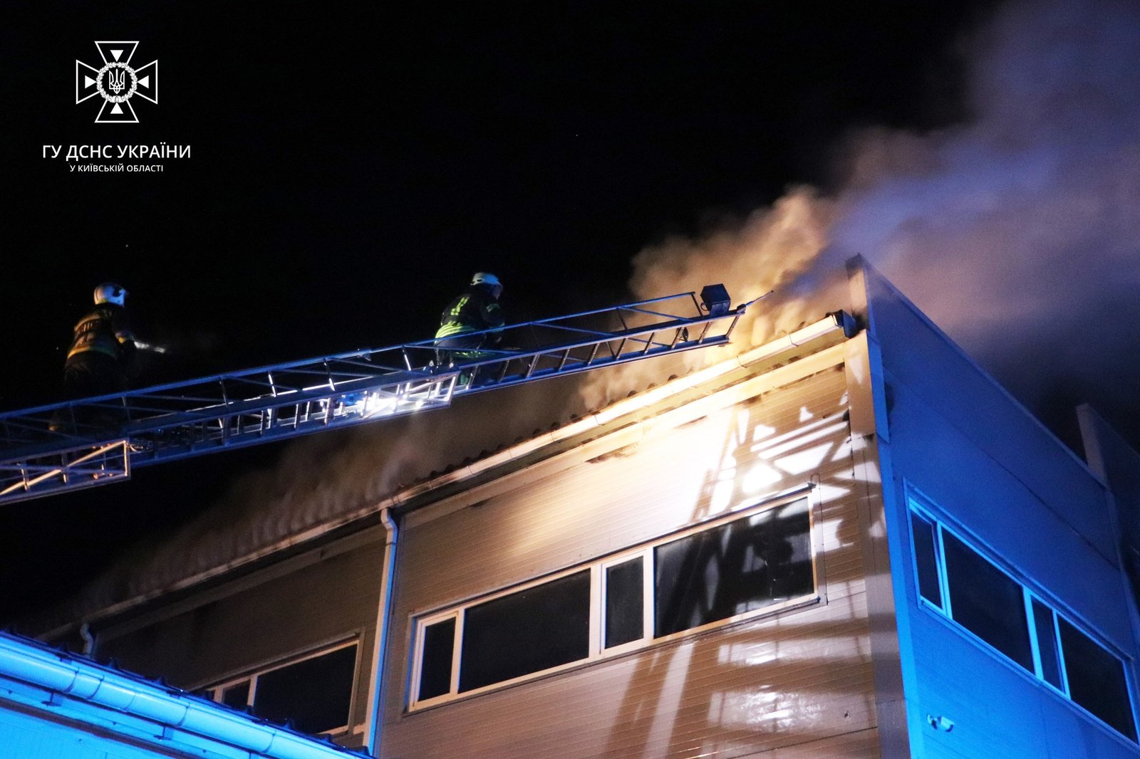 На Київщині сталася масштабна пожежа: горіли склади 7